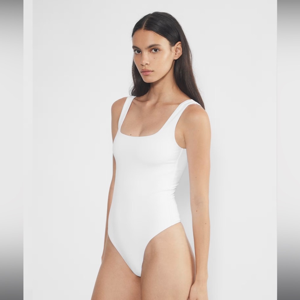 Aritzia Contour Squareneck Bodysuit